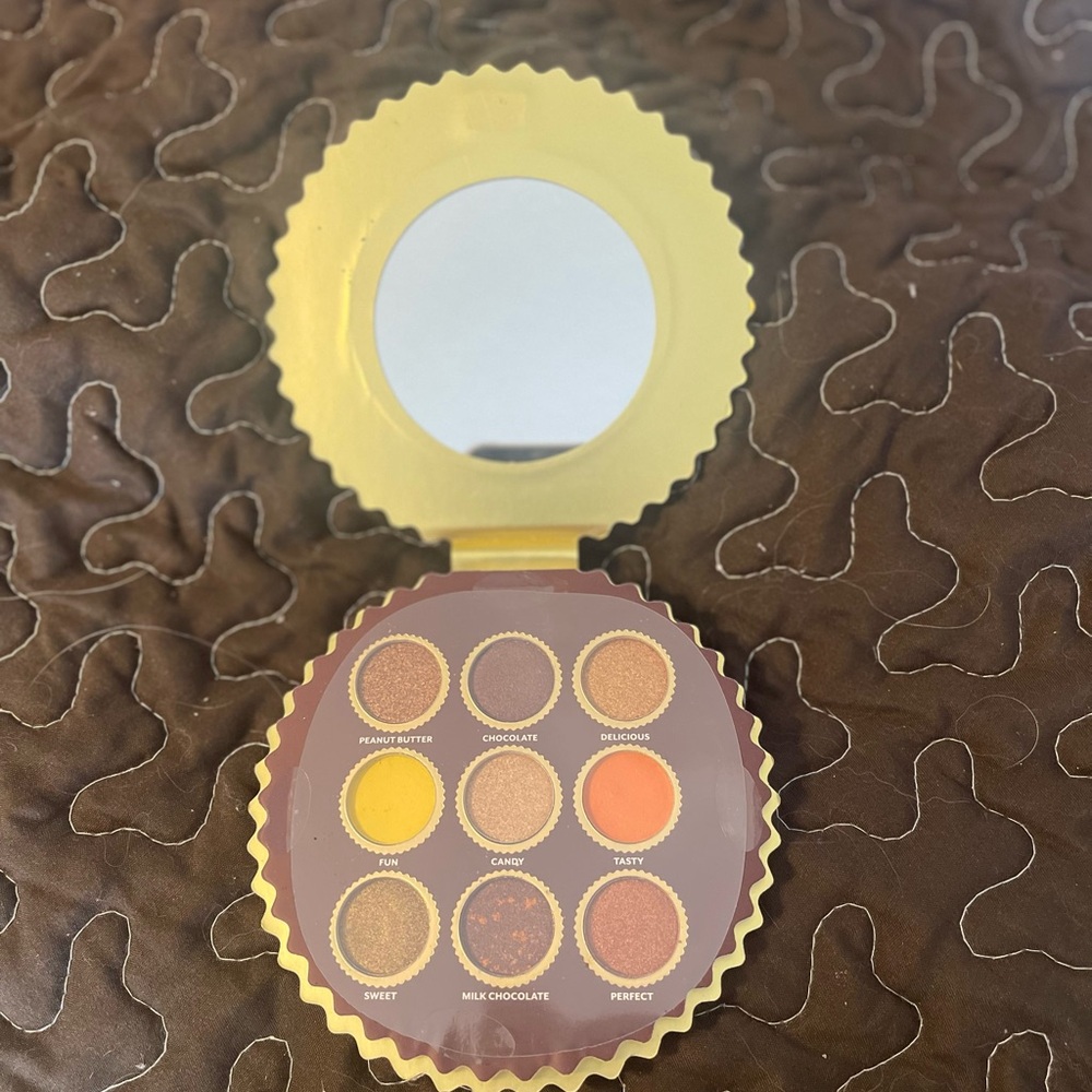 Make up Bundle: Brushes, eye shadows NIB - Picture 9 of 9